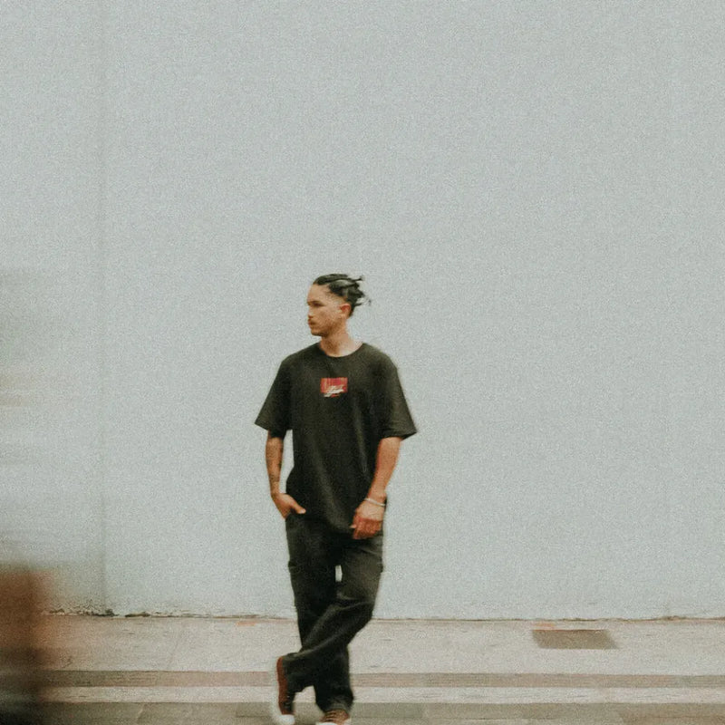 Camiseta Mahpa Jumping Around The World Preta